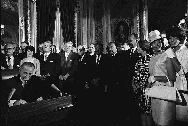 800px-LyndonJohnson_signs_Voting_Rights_Act_of_1965